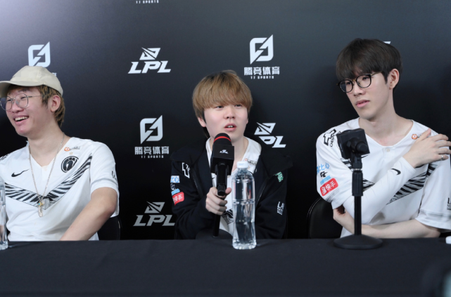 她通过不断 她通过不断